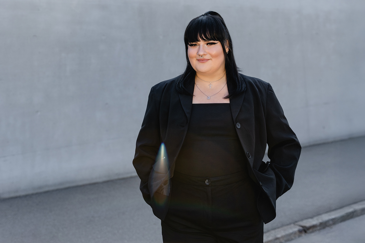 Bossin-Stuttgart-Estelle-Sedita-web korallfarbener text photo coming soon in einem gelben Kreis auf hellgrauem Hintergrund