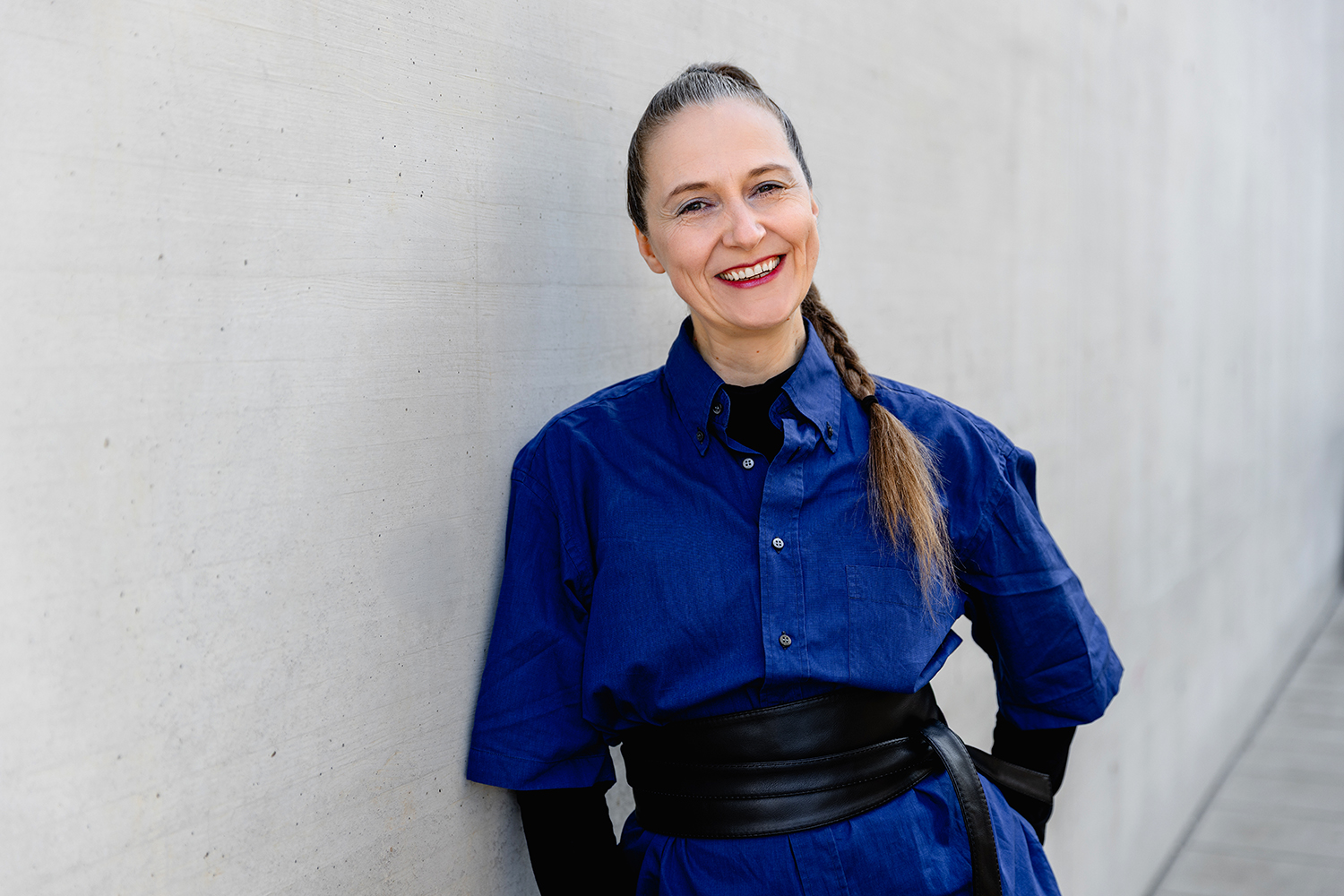 Bossin-Stuttgart-Jeanette-Mohr_web korallfarbener text page and photo coming soon in einem gelben Kreis auf hellgrauem Hintergrund