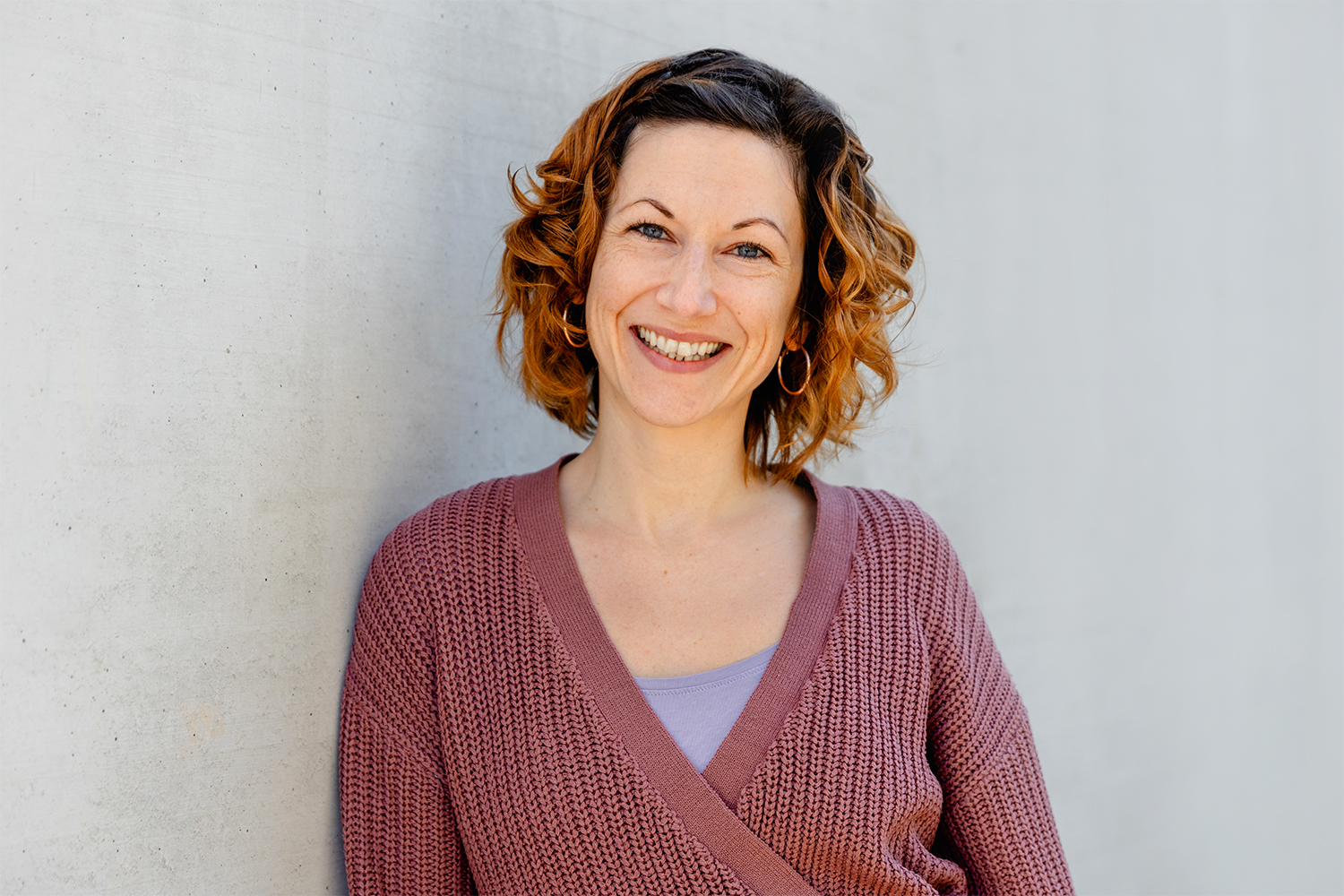 Bossin-Stuttgart-Katrin-Monnerjahn_web korallfarbener text page and photo coming soon in einem gelben Kreis auf hellgrauem Hintergrund