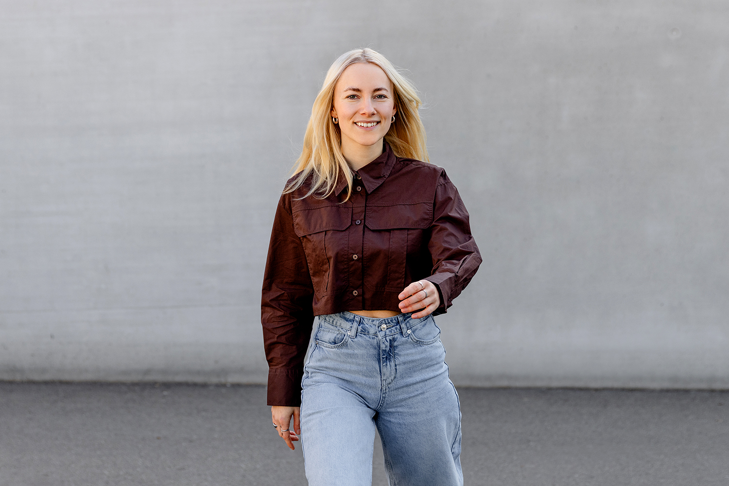 Bossin-Stuttgart-Ronja-Suritsch-100_web korallfarbener text photo coming soon in einem gelben Kreis auf hellgrauem Hintergrund