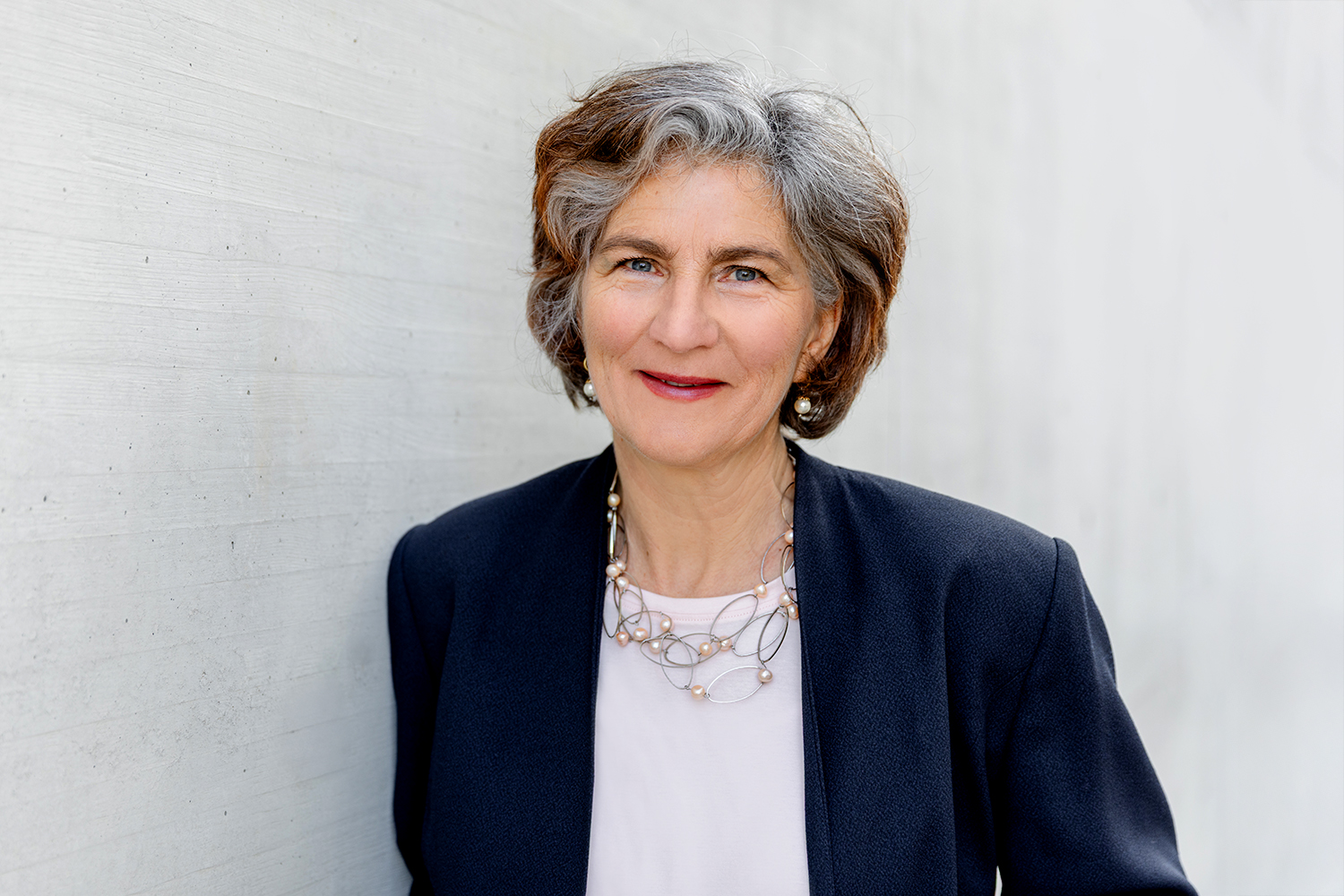 Bossin-Stuttgart-Uta-Claußnitzer-web korallfarbener text photo coming soon in einem gelben Kreis auf hellgrauem Hintergrund