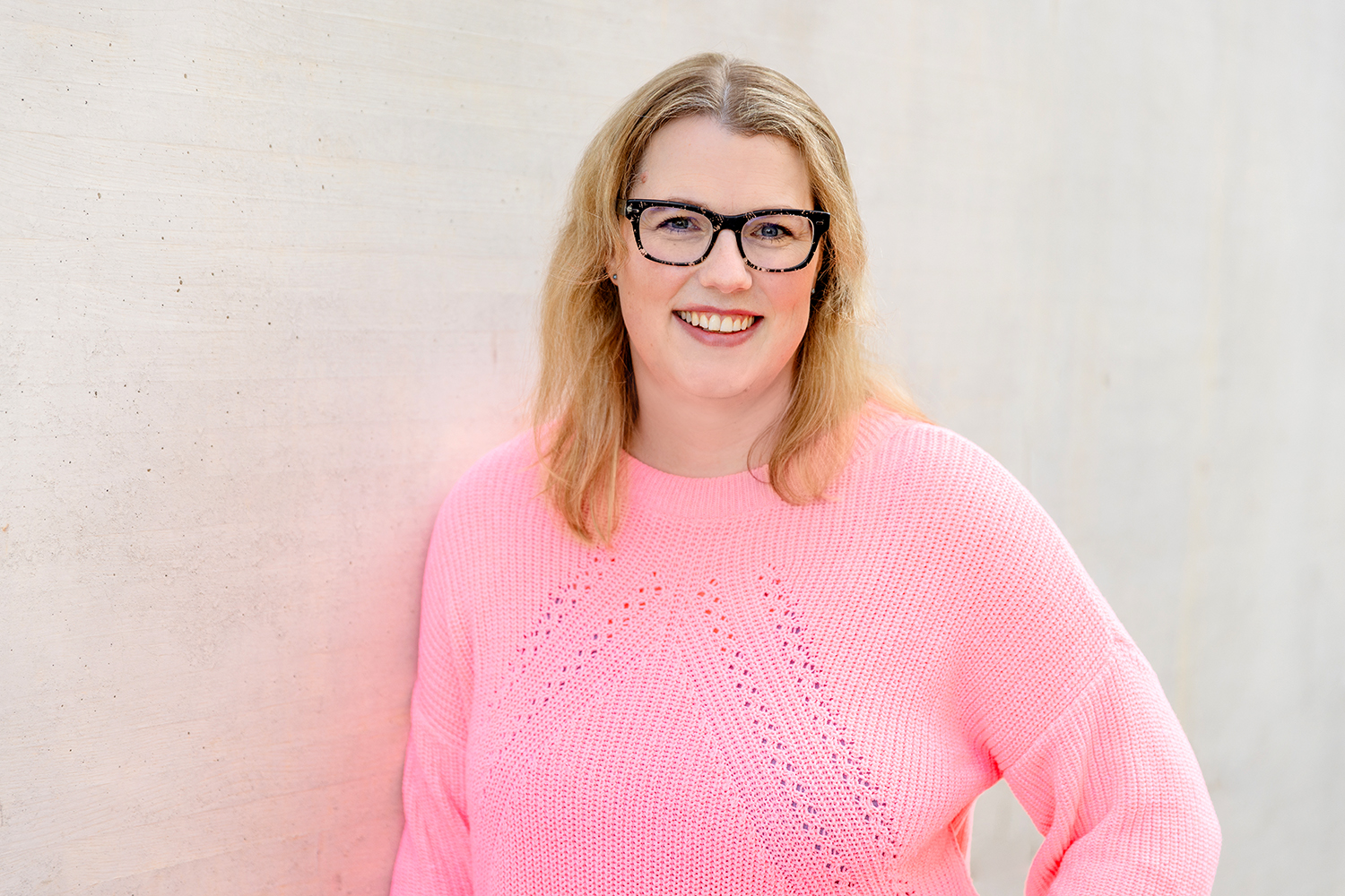 Bossin-Stuttgart-Stefanie-Bumiller_web korallfarbener text photo coming soon in einem gelben Kreis auf hellgrauem Hintergrund