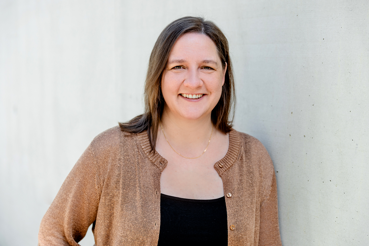 Bossin-Stuttgart-Corinna-Prause_web korallfarbener text page and photo coming soon in einem gelben Kreis auf hellgrauem Hintergrund