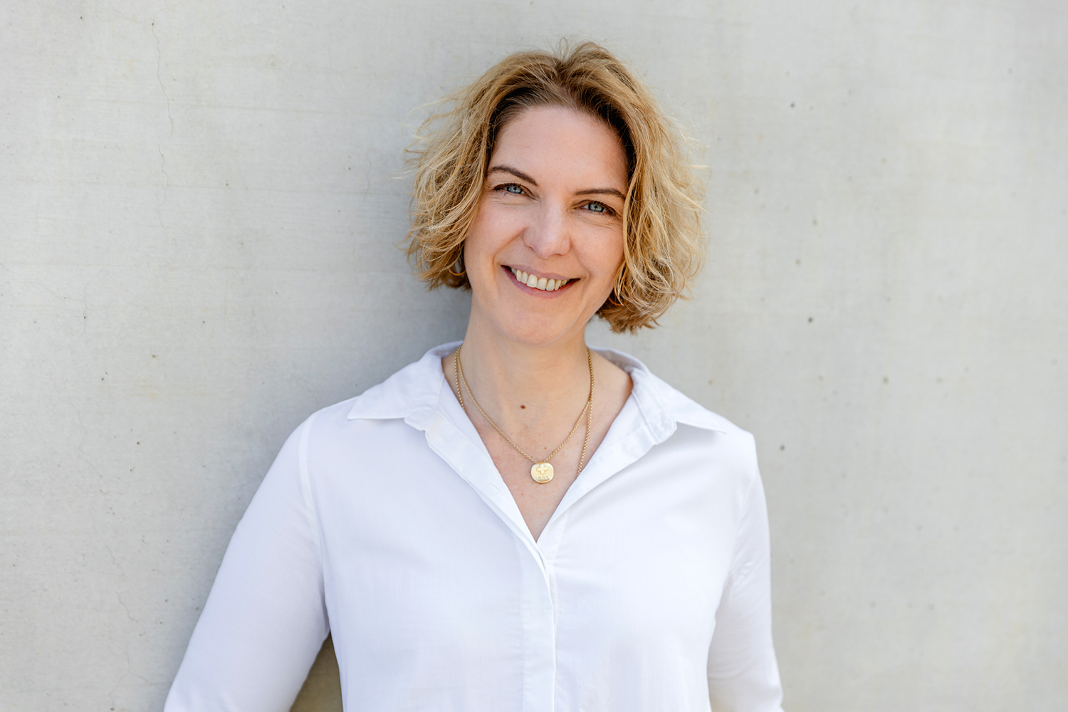 Bossin-Stuttgart-Julia-Schriefer_web korallfarbener text page and photo coming soon in einem gelben Kreis auf hellgrauem Hintergrund