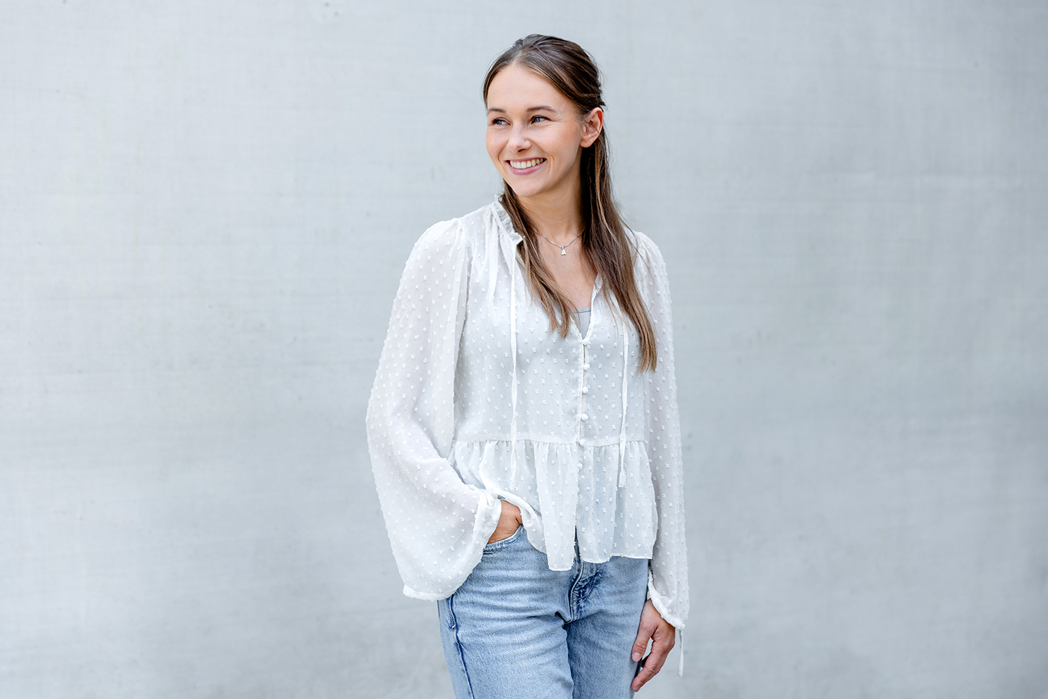 Bossin-Stuttgart-Janine-Postweiler korallfarbener text page and photo coming soon in einem gelben Kreis auf hellgrauem Hintergrund