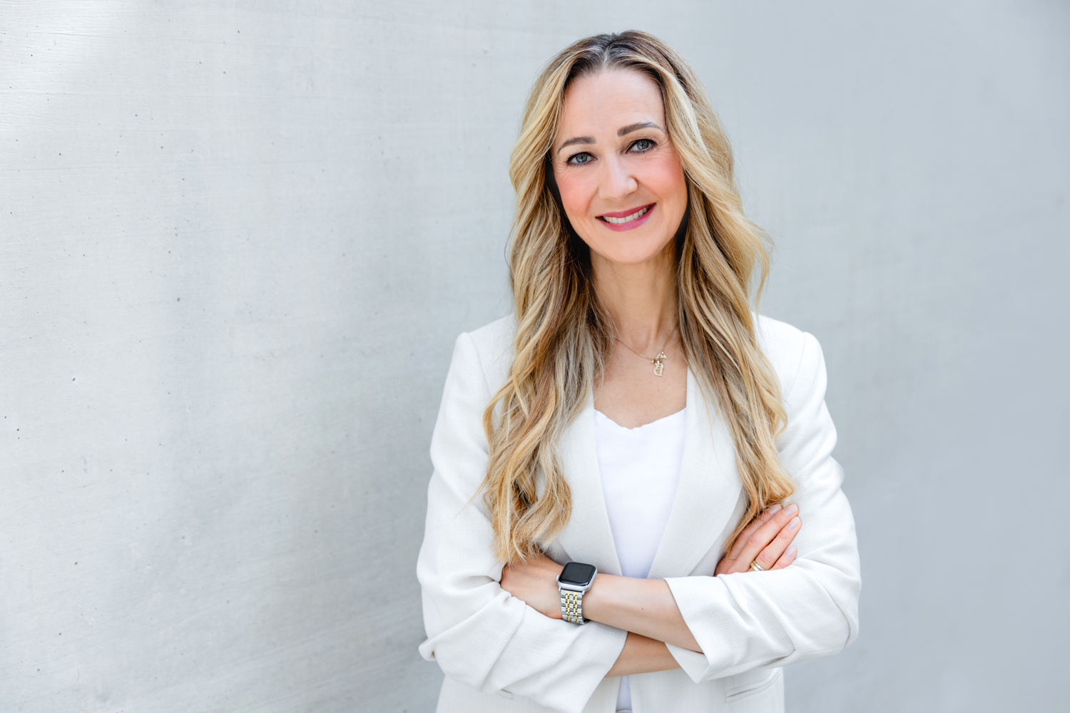 Bossin-Stuttgart-Tatjana-Kelcec-66_uneingeschränkte-Nutzungsrechte korallfarbener text page and photo coming soon in einem gelben Kreis auf hellgrauem Hintergrund