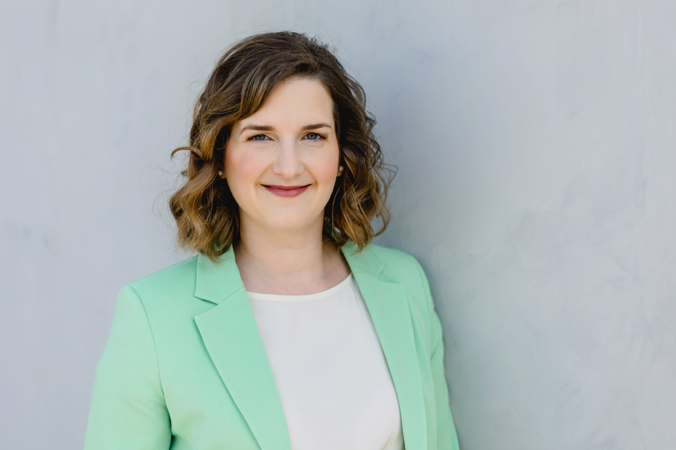 sara-pakai-82 korallfarbener text page and photo coming soon in einem gelben Kreis auf hellgrauem Hintergrund