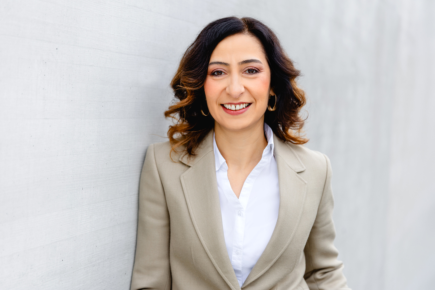 korallfarbener text page and photo coming soon in einem gelben Kreis auf hellgrauem Hintergrund