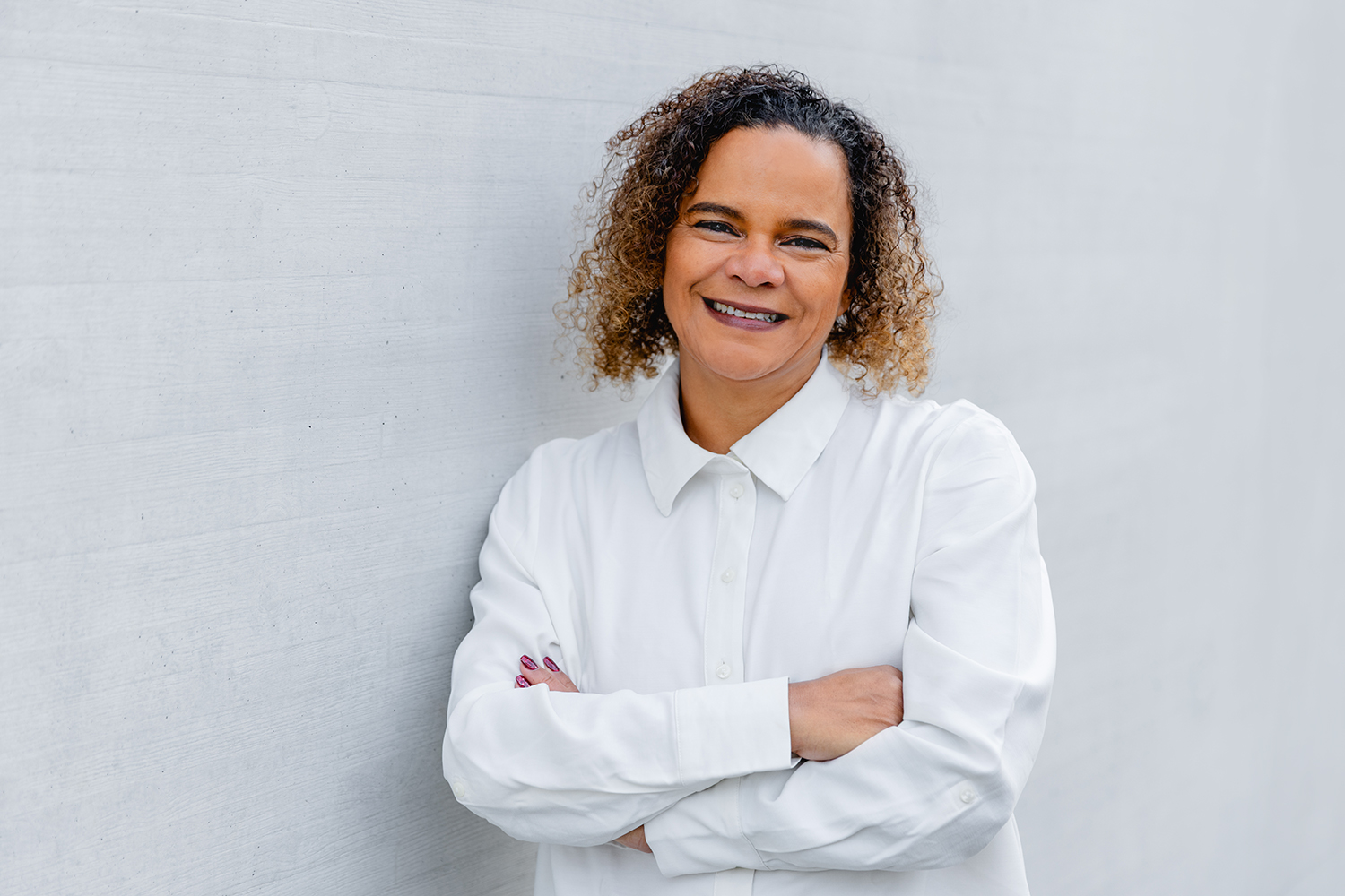 Bossin-Stuttgart-Jacqueline-Ford korallfarbener text page and photo coming soon in einem gelben Kreis auf hellgrauem Hintergrund