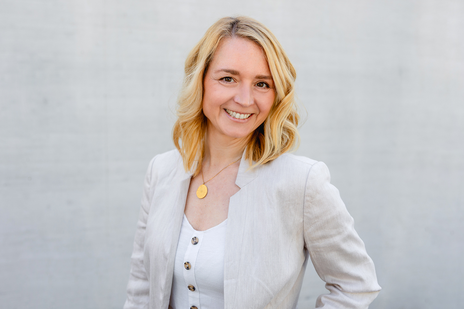 korallfarbener text page and photo coming soon in einem gelben Kreis auf hellgrauem Hintergrund