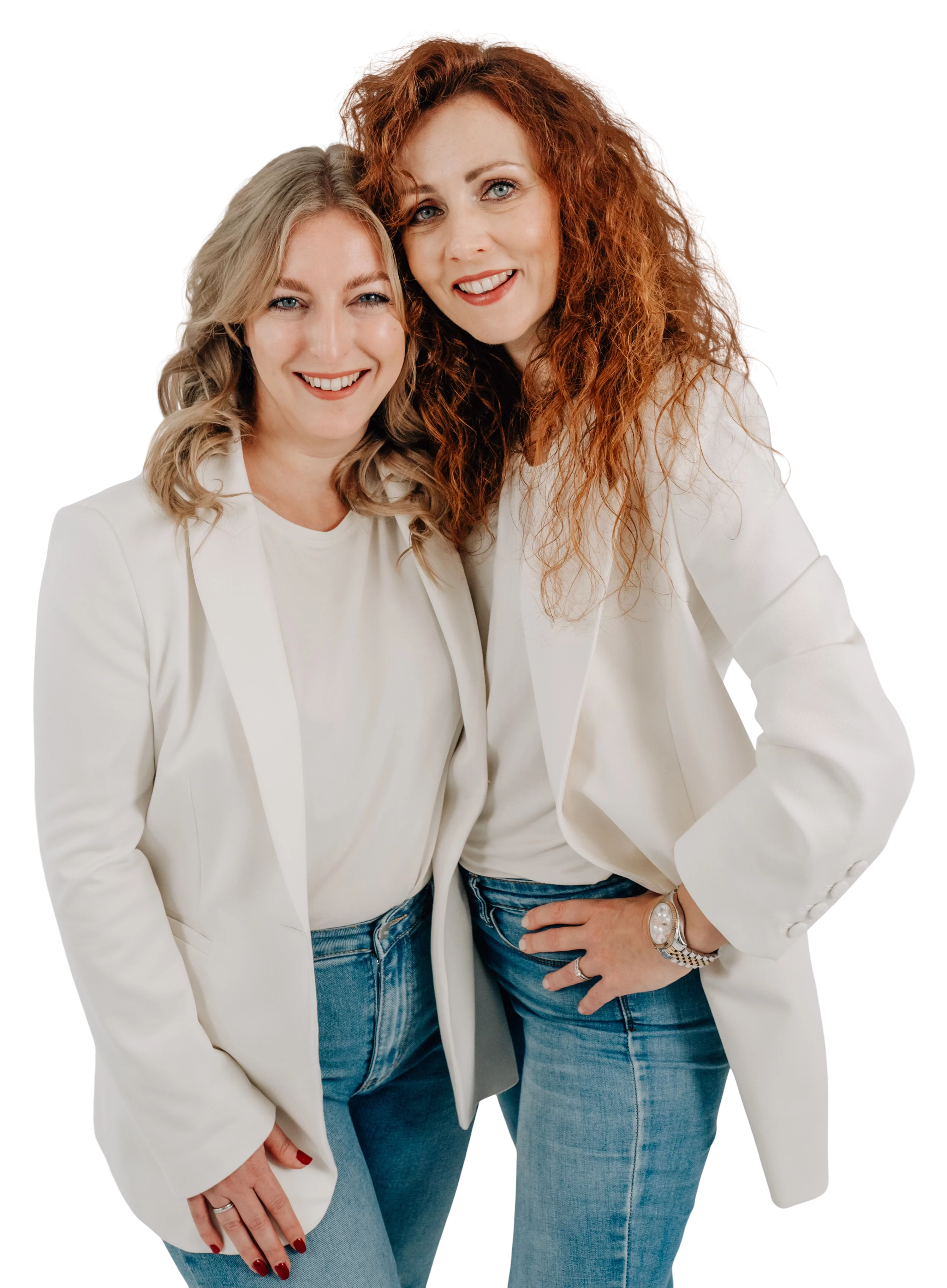 Portrait von zwei Frauen in weißen Blazern und blauen Jeans die nach vorne lachen