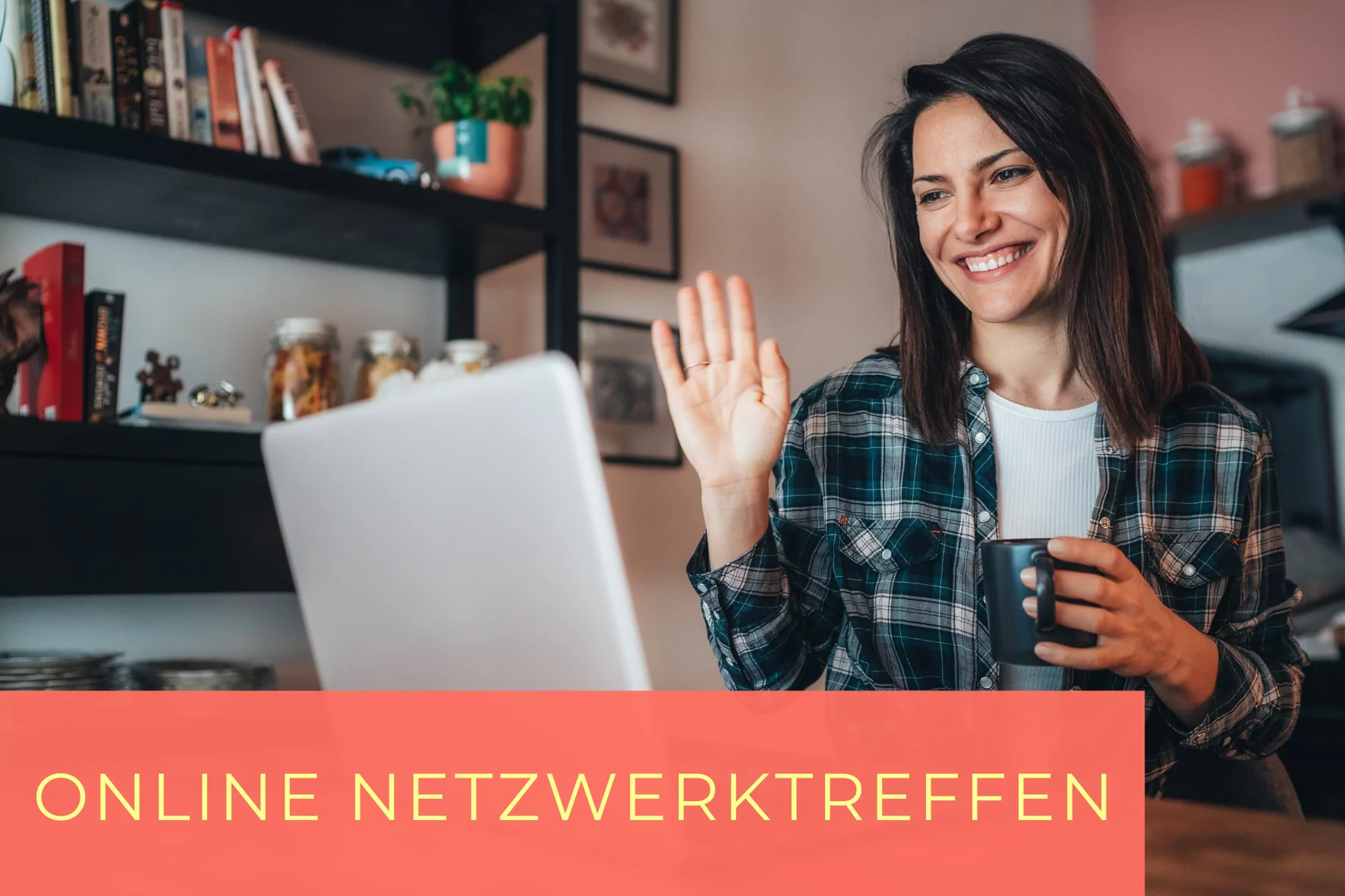 Foto einer Frau die in ihren Laptop winkt